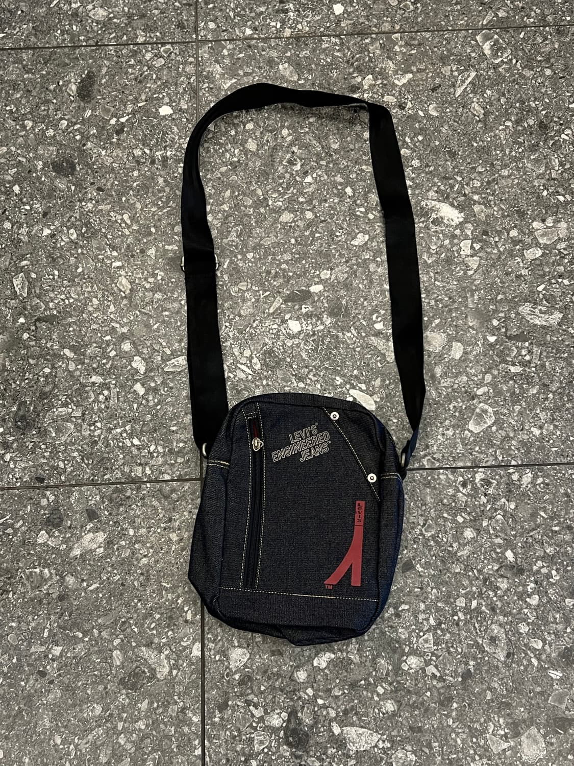 리바이스 엔지니어드 데님 미니 크로스백 처분  상품이미지1