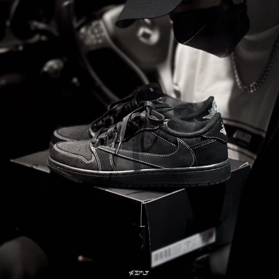 트래비스스캇 x 조던1 로우 OG 블랙 팬텀 275 상품이미지1