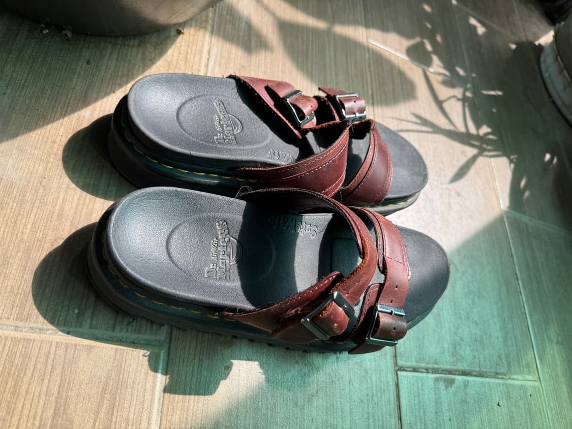 Dr. Martens Myles Sandal Brown 270 상품이미지1