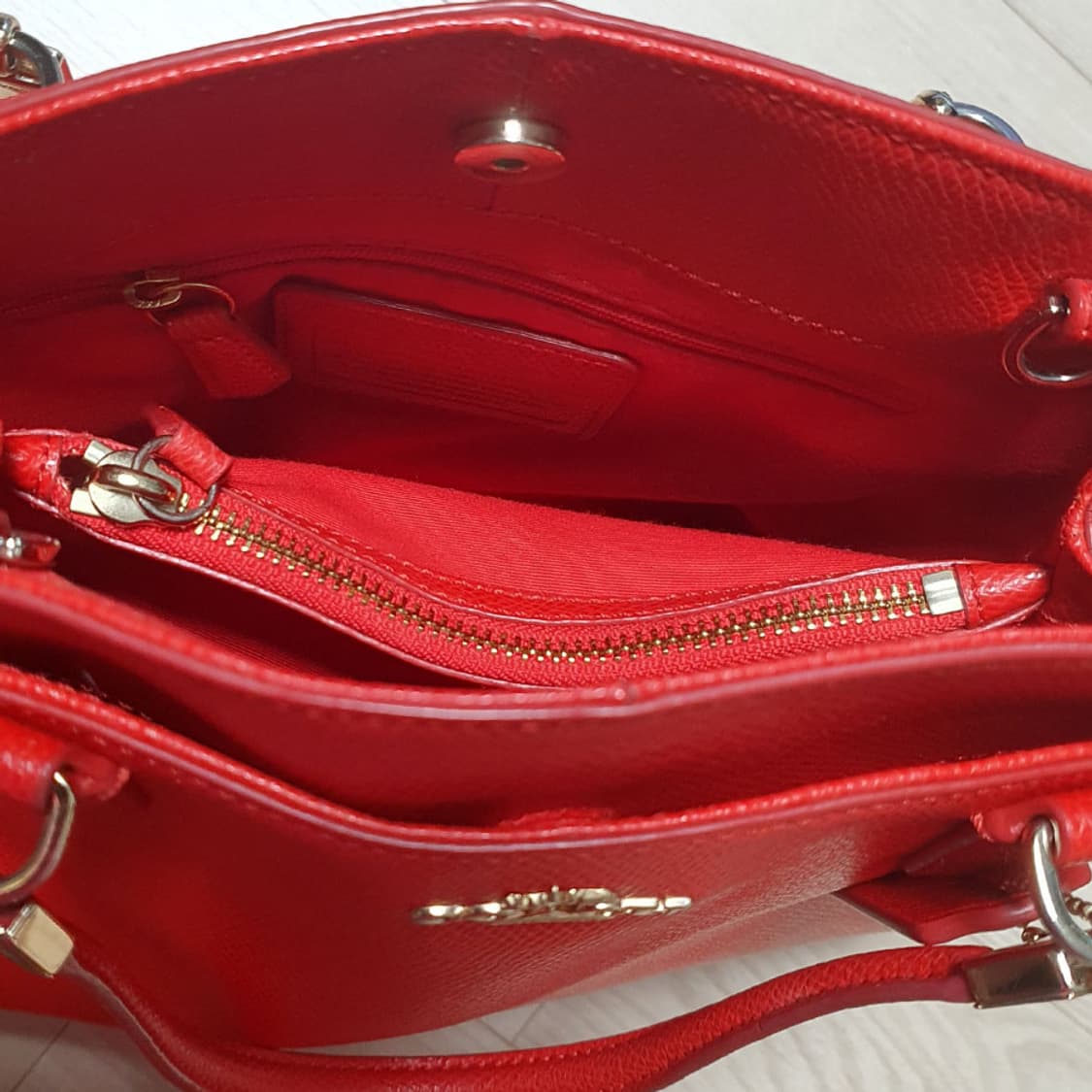 코치 레드 가죽 화사한 토트백 중고 가방 은피아노 상품이미지4