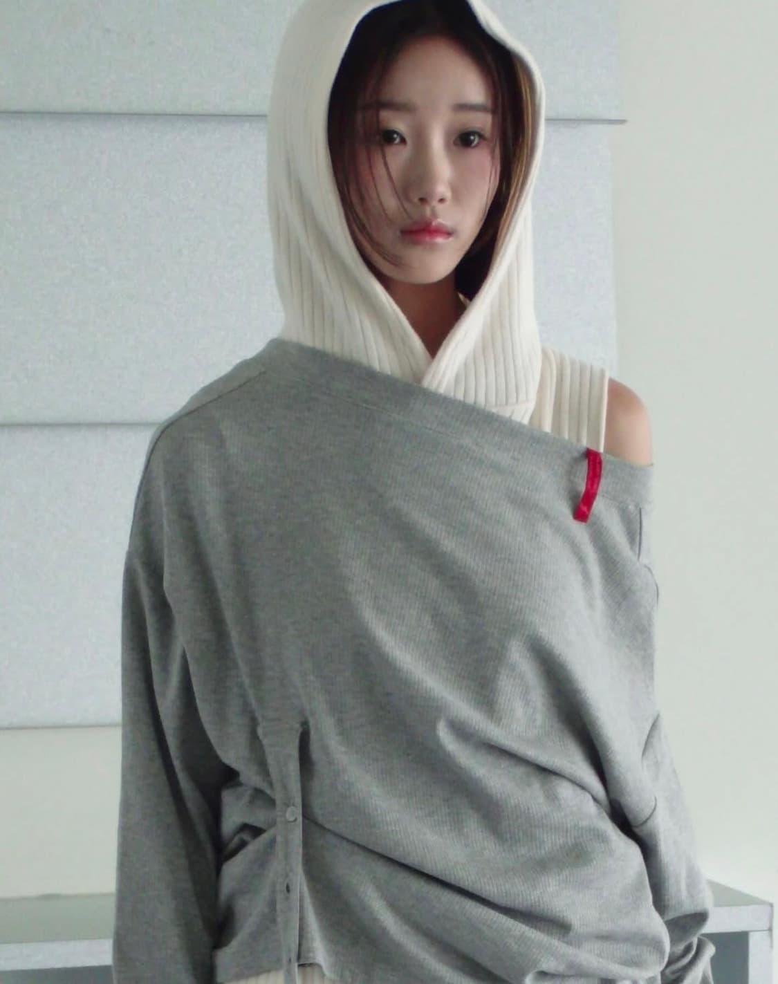 인앤양인하모니 warm up top 브이넥 오프숄더 긴팔 콜로신스 상품이미지1