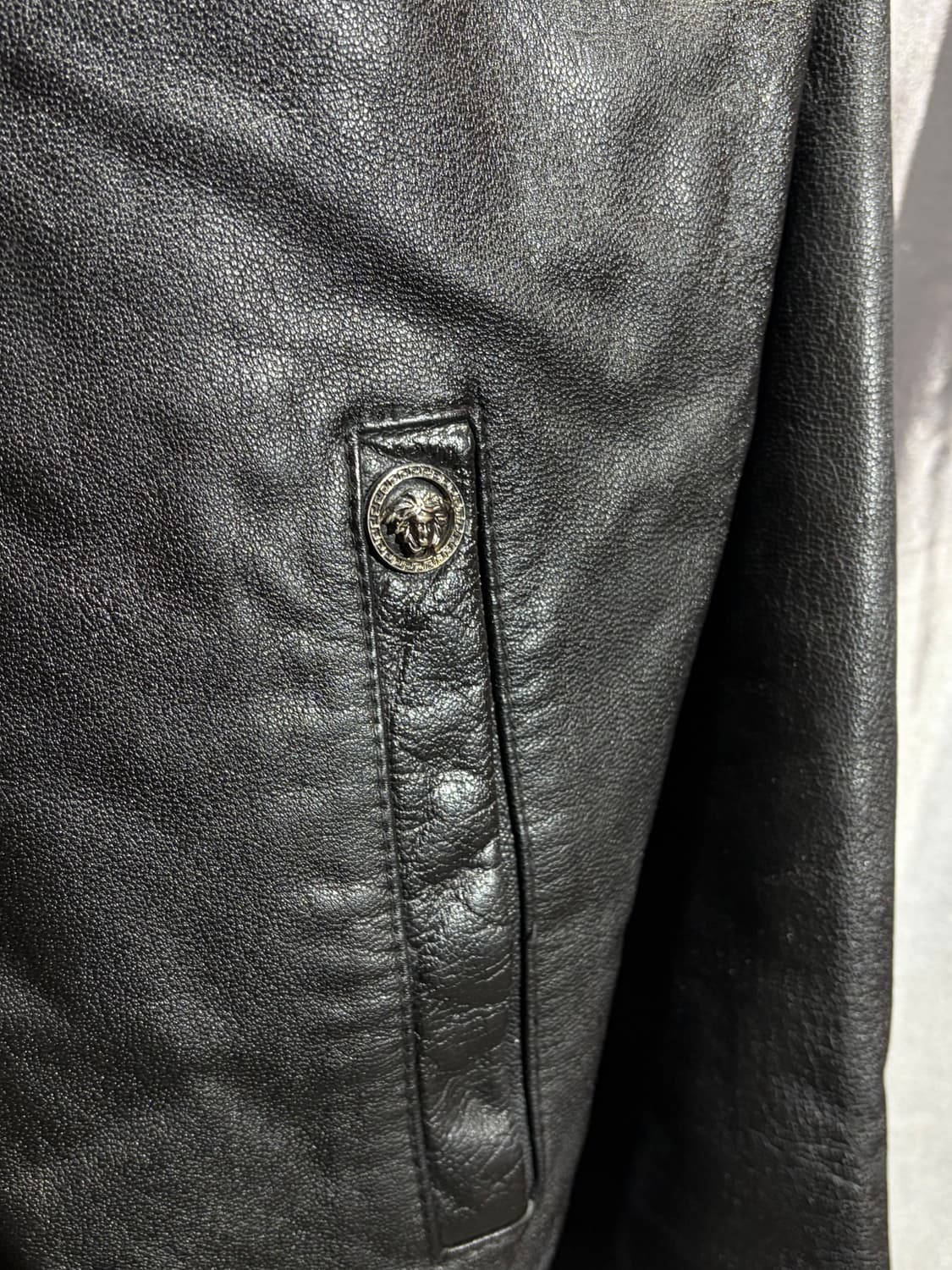 L VITANUOVA 각인 포켓 절개 쉽스킨 레더자켓 상품이미지5