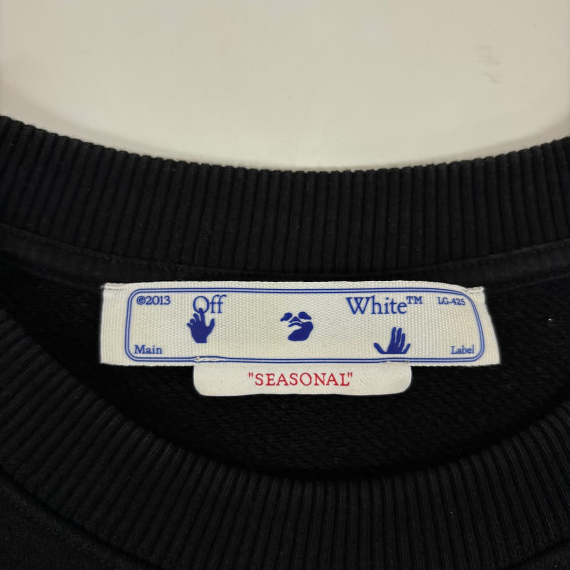 오프화이트 페인트 애로우 슬림 맨투맨 상품이미지6