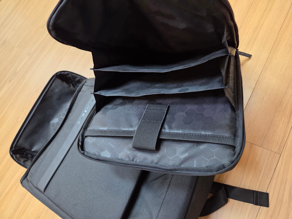 데상트 블랙 백팩 S0123HBP10 모델입니다. 100% 폴리에스터 소 상품이미지4