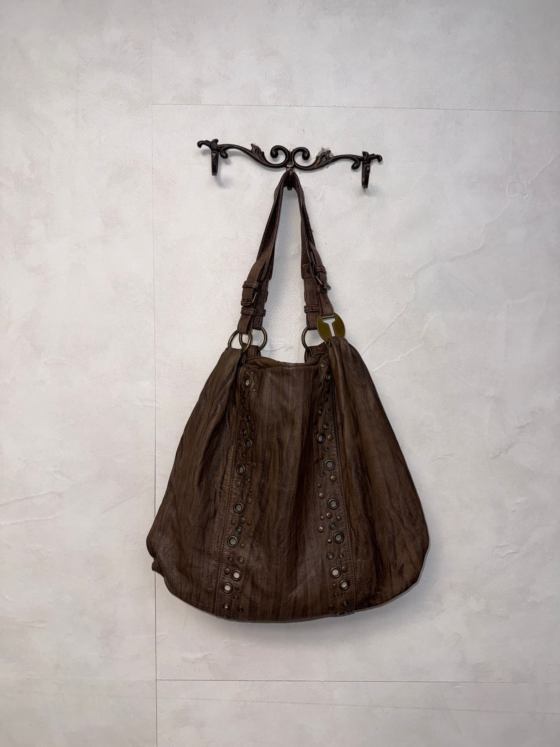 Tomboy aging brown western punching 숄더백 상품이미지1