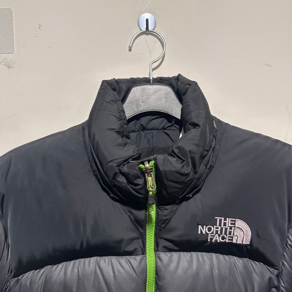 노스페이스 눕시 그레이 블랙 패딩 상품이미지2