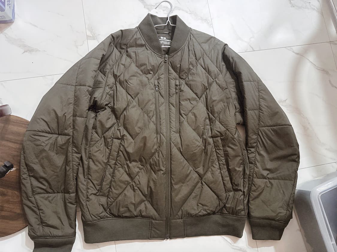 유니클로 x 화이트 마운티니어링 리사이클드 하이브리드 다운 자켓 올리브L 상품이미지1