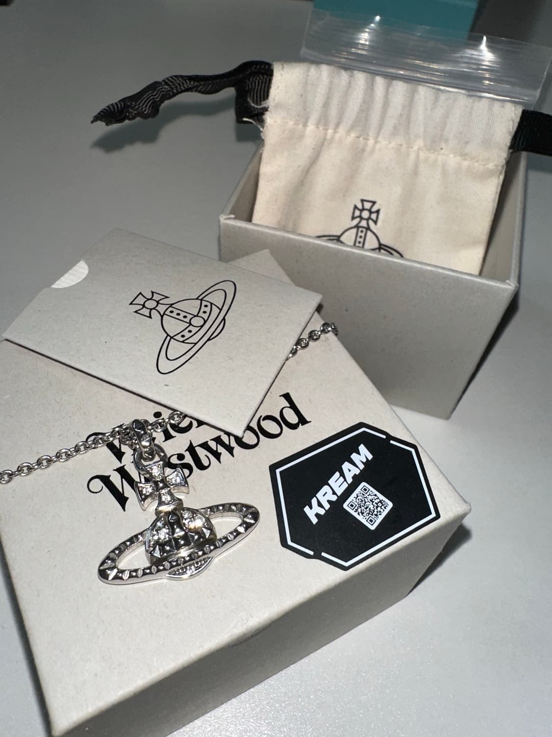 비비안 웨스트우드 메이페어 바스 릴리프 펜던트 실버 목걸이 상품이미지1