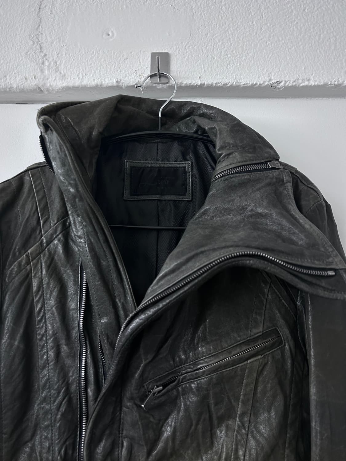 Luv Maison 아카이브 비대칭 하이넥 램스킨 자켓 상품이미지2