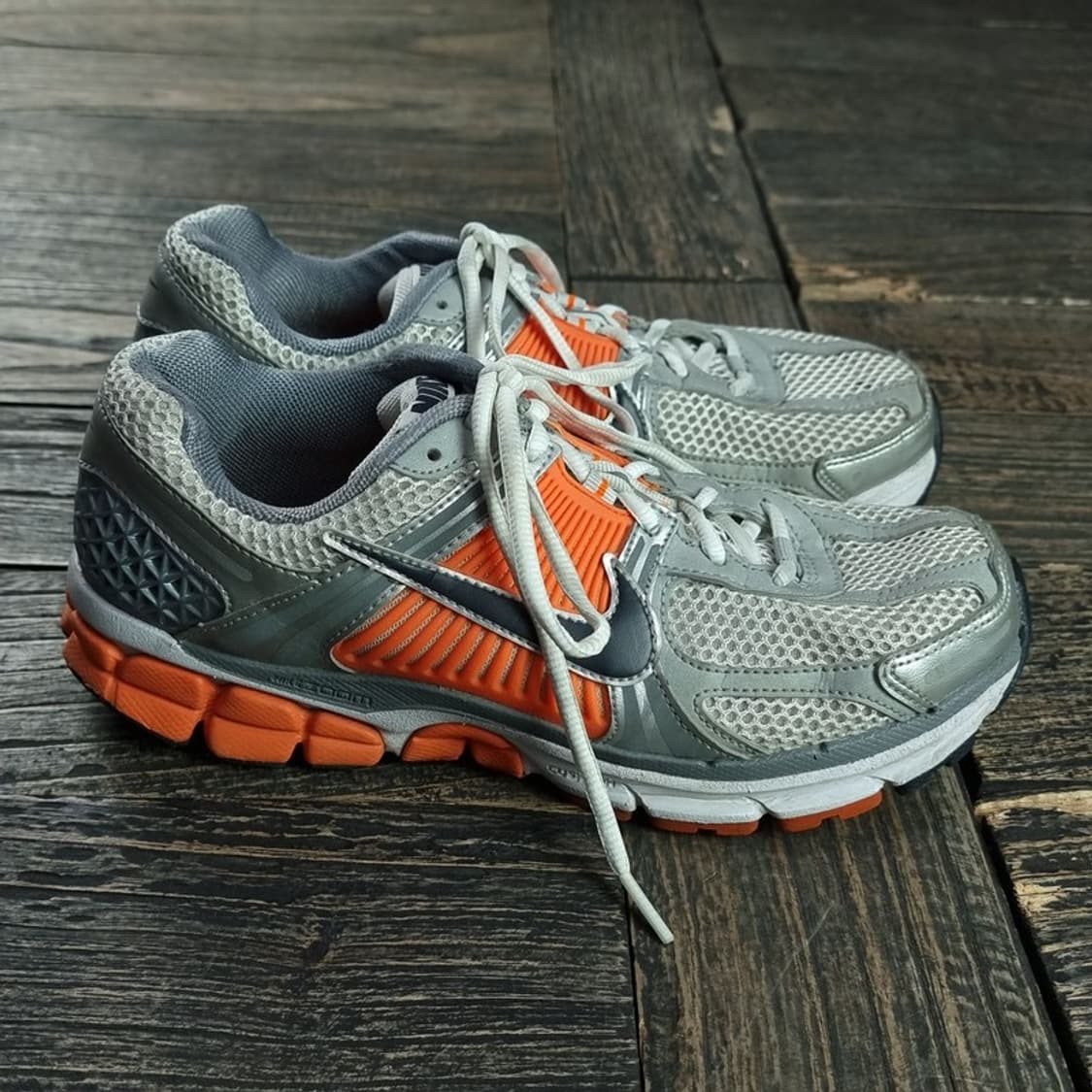 [나이키] 줌 보메로 5 퓨어 플래티넘 앤 레이저 오렌지 M18547 상품이미지4