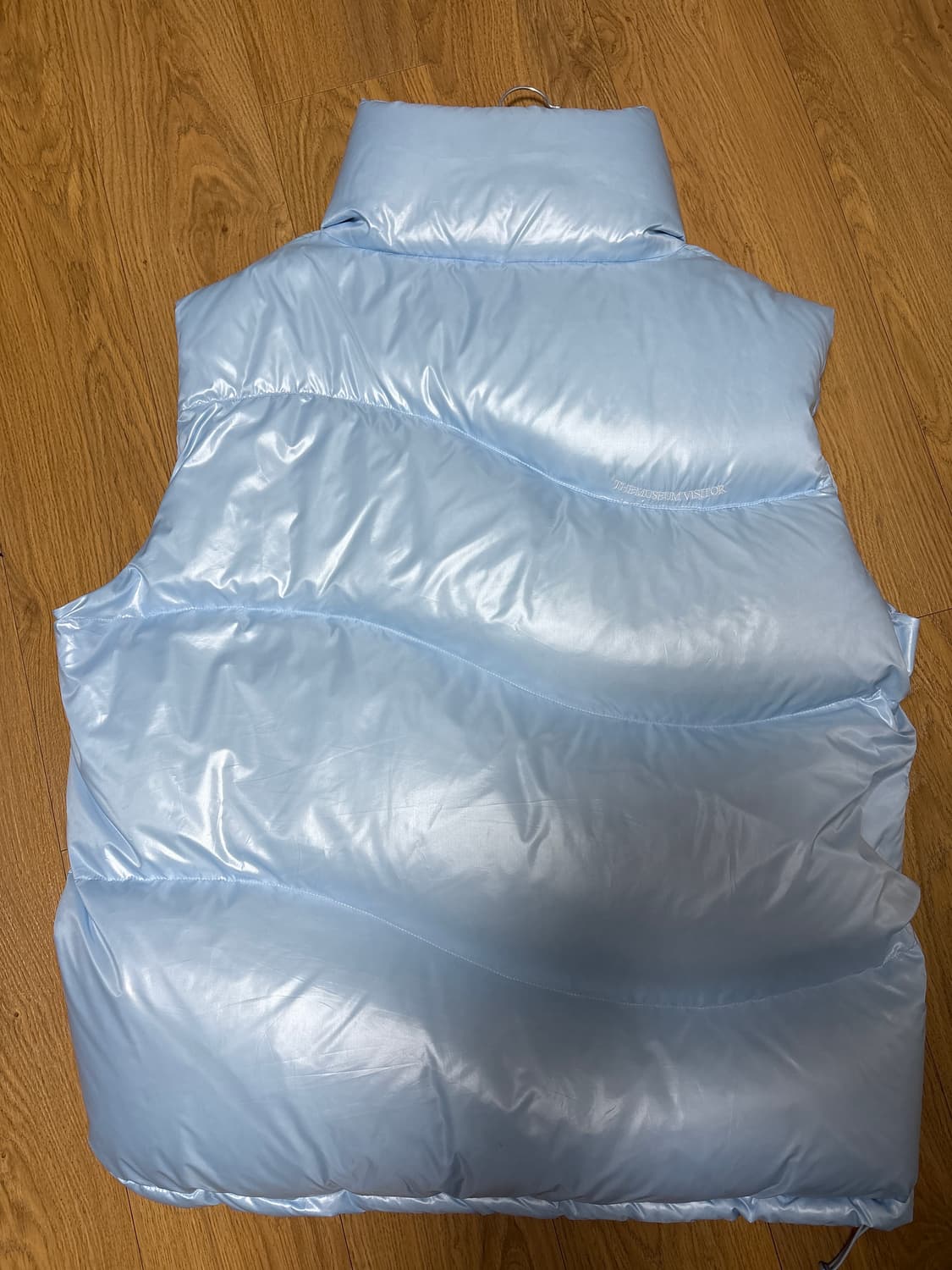  더 뮤지엄 비지터 패딩조끼 스카이 블루 상품이미지2