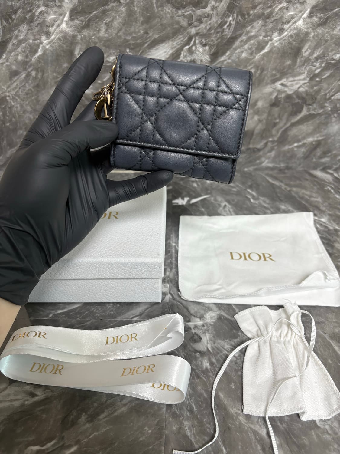 디올 레이디 로투스 까나쥬 램스킨 반지갑 상품이미지1