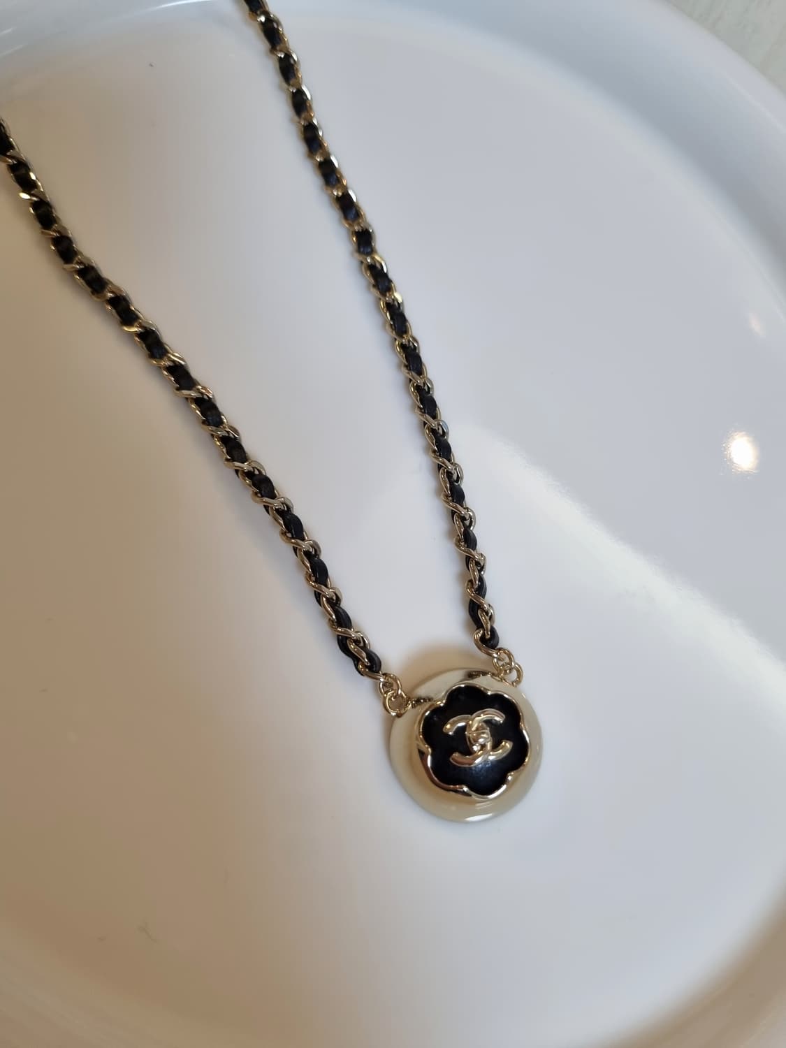 샤넬 업사이클링 가죽체인 까멜리아 턴락 목걸이 상품이미지2