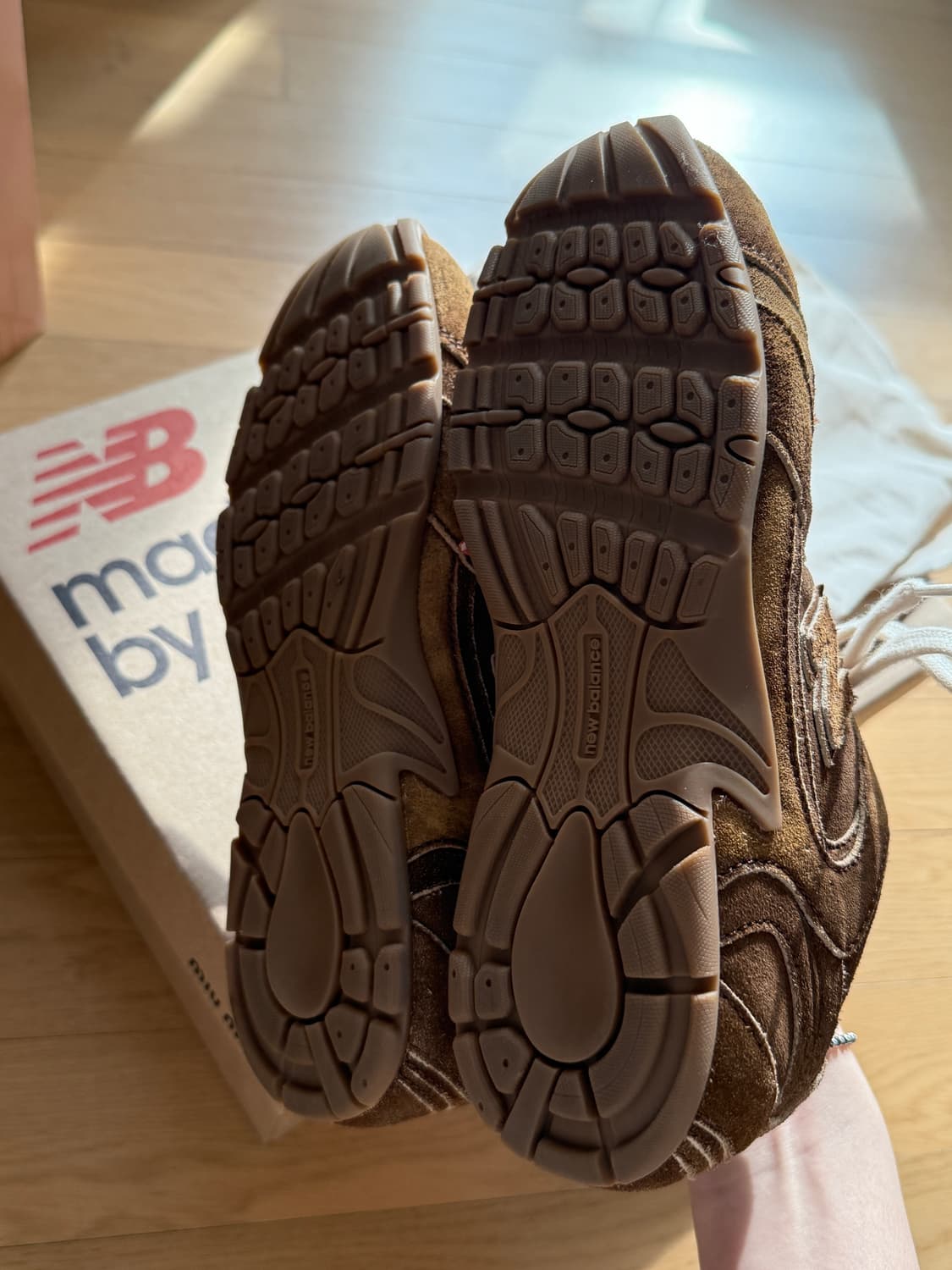 뉴발란스 X 미우미우 스웨이드 및 메쉬 스니커즈 상품이미지5