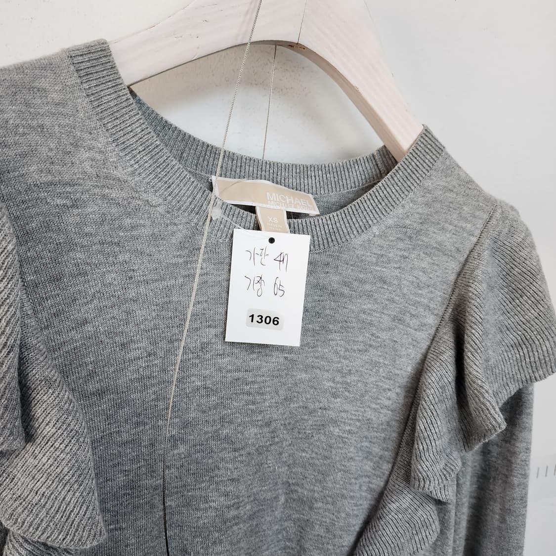 마이클코어스 회색 프릴 장식 티셔츠 상품이미지6