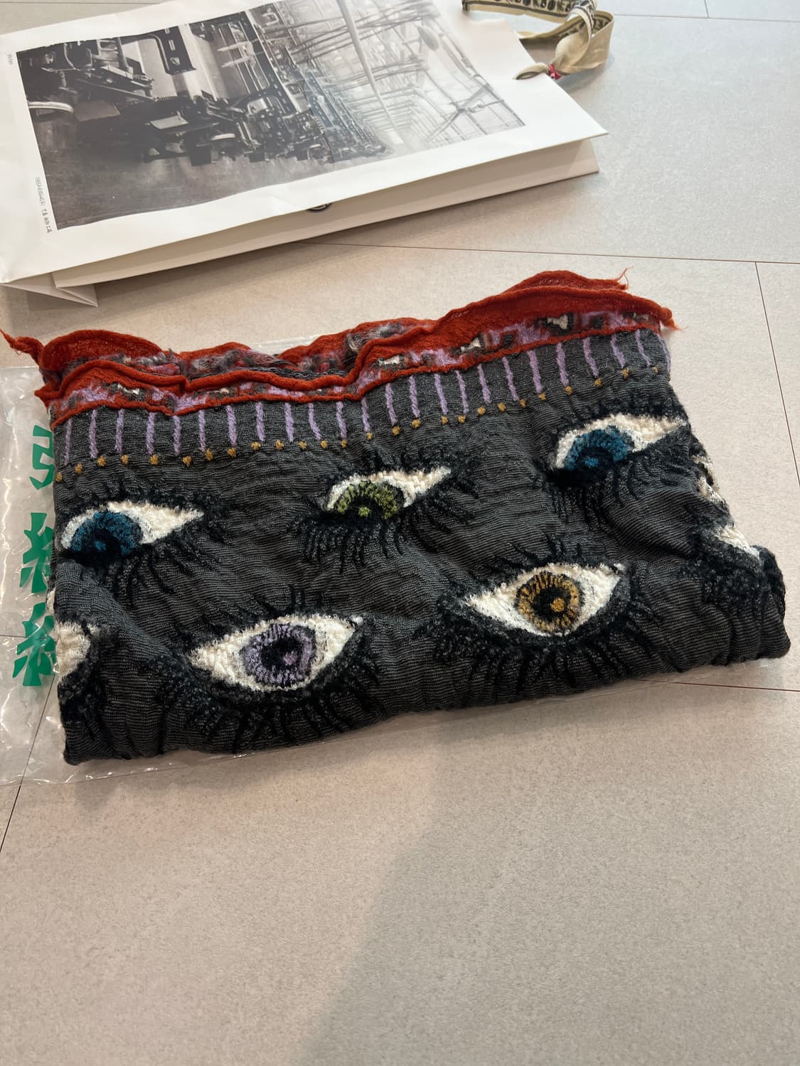 캐피탈 펠티드 울 스피크이지 해피 스카프 컬러풀 차콜 상품이미지3