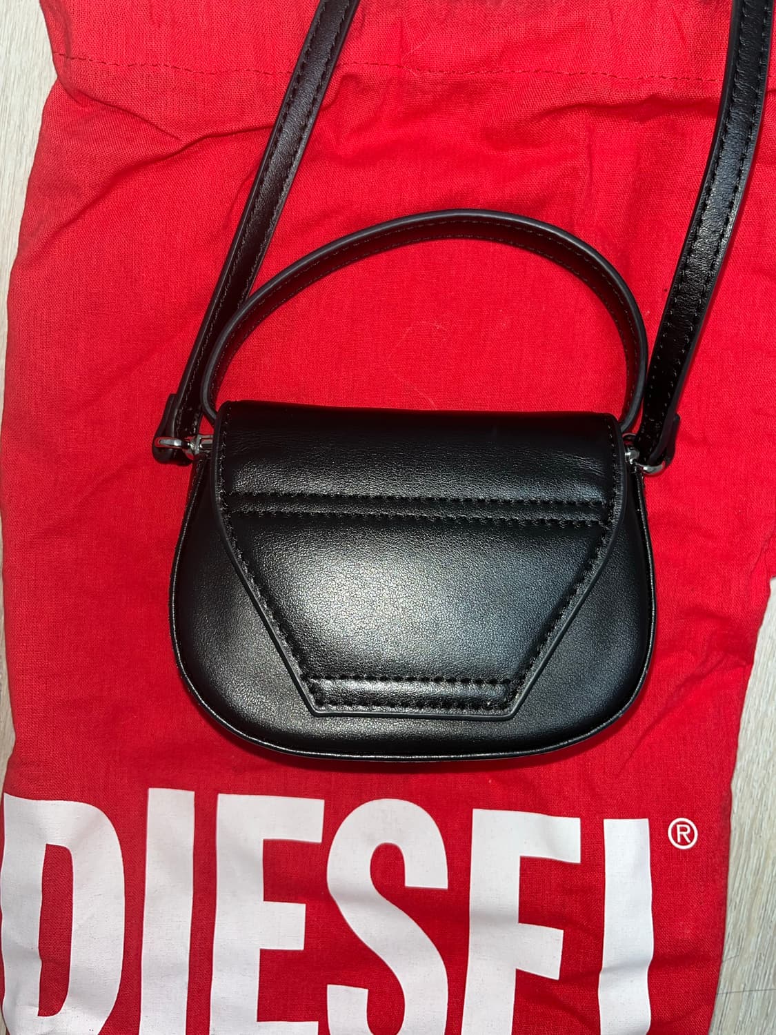 디젤 1DR 숄더백 인 나파 레더 블랙 상품이미지3