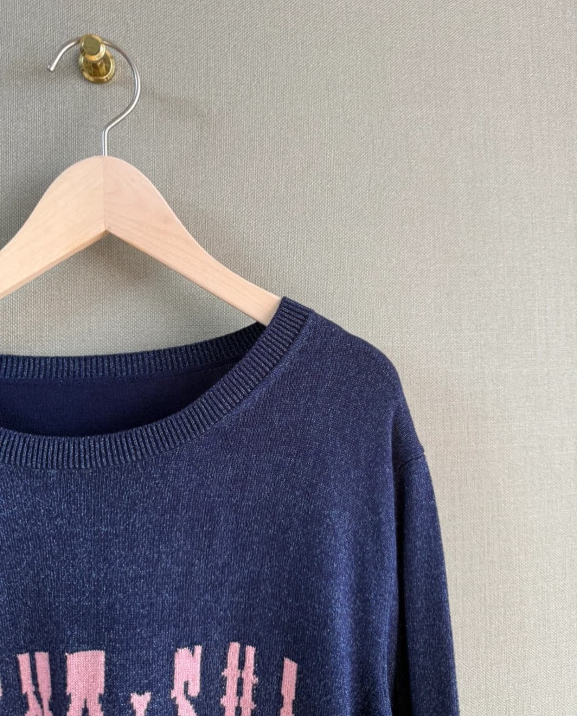 안나수이 라운드넥 긴팔 니트 티셔츠 로고 프린팅 디테일 네이비   상품이미지2