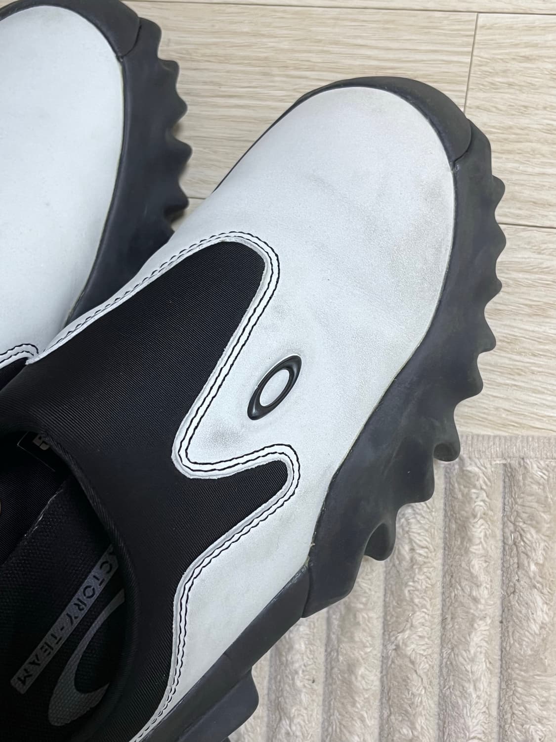 오클리 팩토리 팀x브레인 데드x센스 찹 쏘우 뮬 화이트 상품이미지3