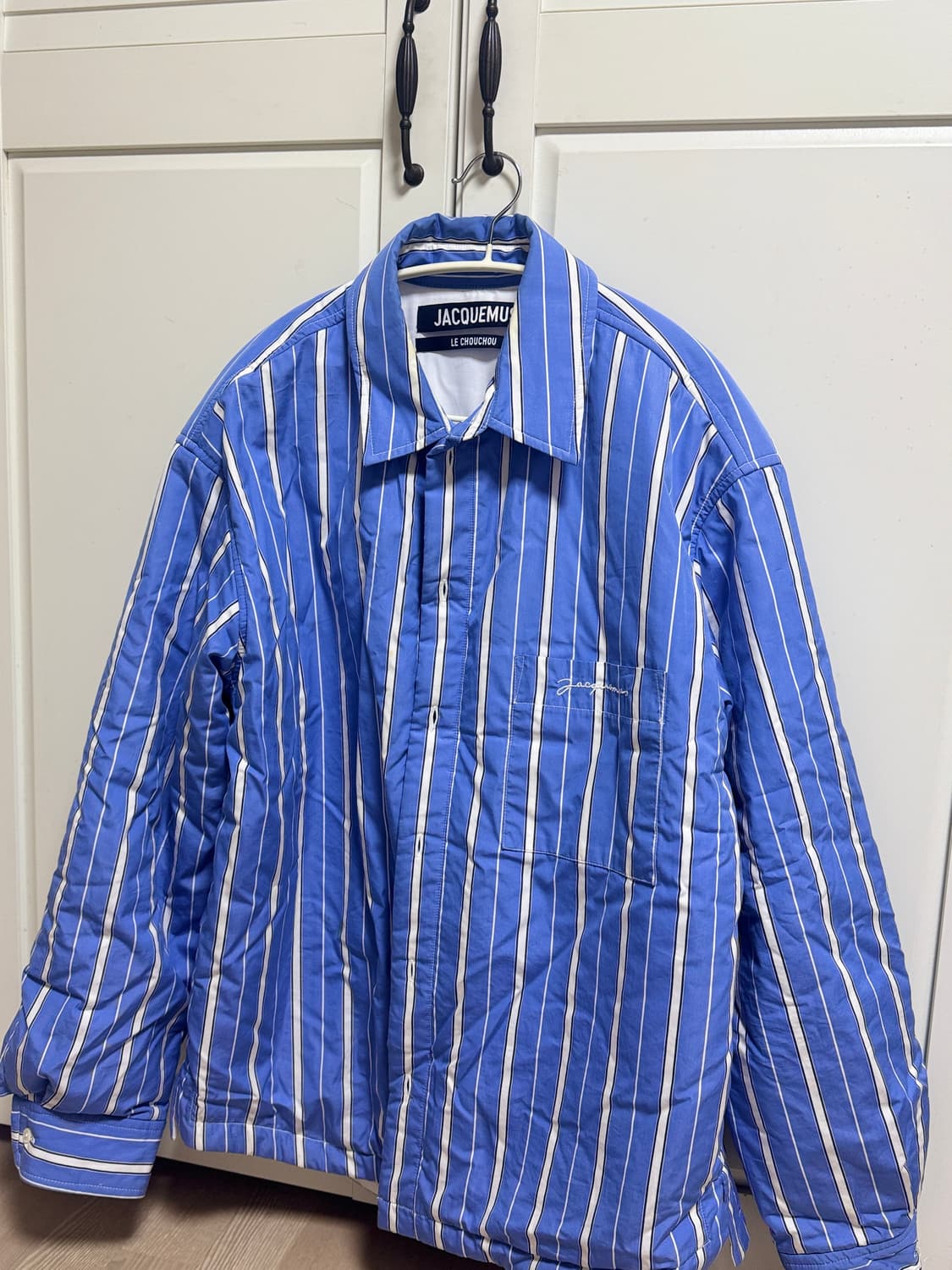 자크뮈스 남성 블루 라 슈미즈 블랑제 긴팔 오버 패딩 셔츠 상품이미지1