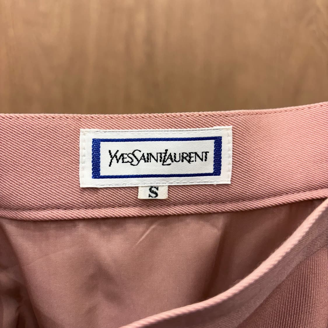 입생로랑 울 미디 스커트 프론트 핀턱 사이드 버튼 디테일 더스티 핑크 상품이미지6