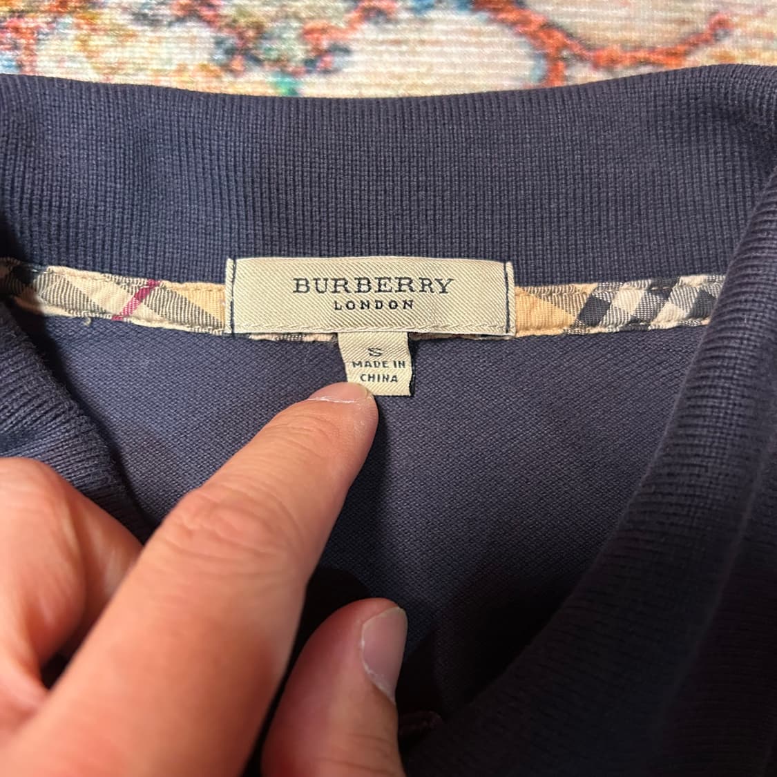 [L] 버버리 네이비 크롭핏 카라 반팔 상품이미지4