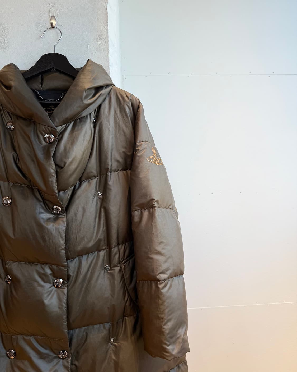 비비안 웨스트우드 카키 orb자수 덕다운 점퍼  상품이미지5