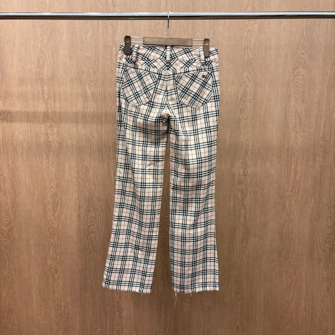 버버리 블루 라벨 스트레이트 팬츠 노바 체크 패턴 부츠컷 디테일 베이지 상품이미지3