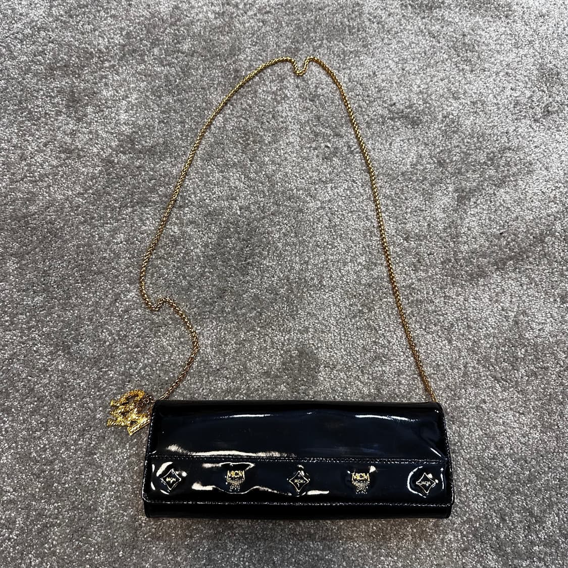 엠씨엠 블랙 페이턴트 가죽 체인백 상품이미지2