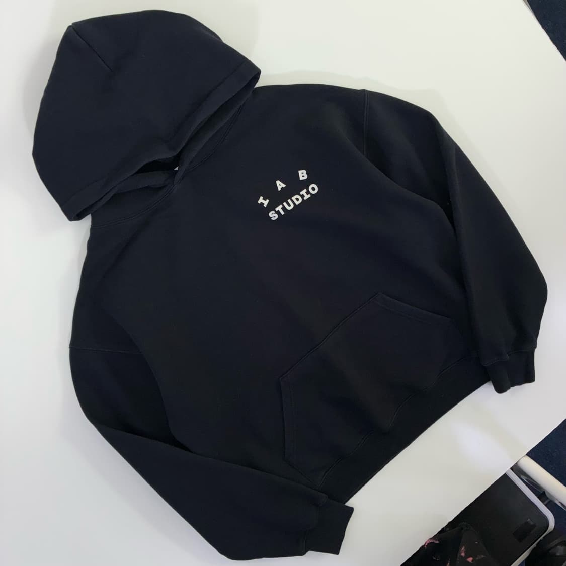 IAB studio  아이앱스튜디오 스펠 로고 코튼 블랙 후드티 상품이미지1