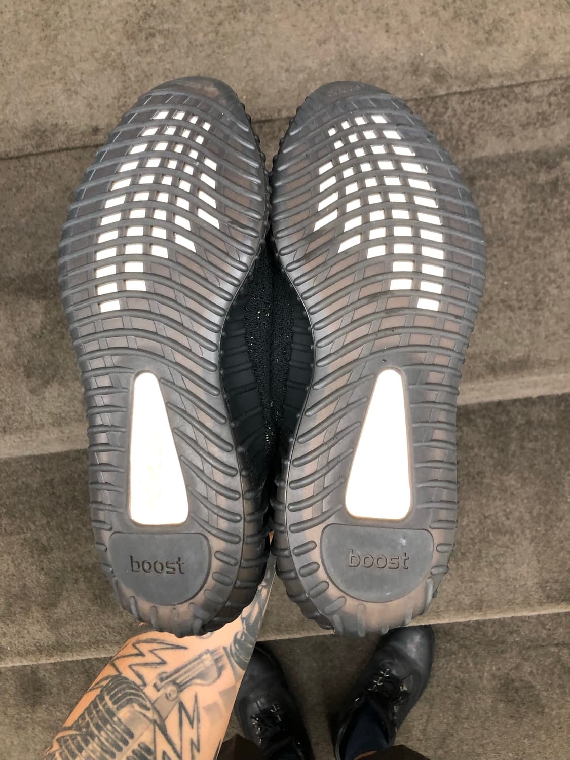 이지부스트 350 v2 코어 블랙 그린 상품이미지5