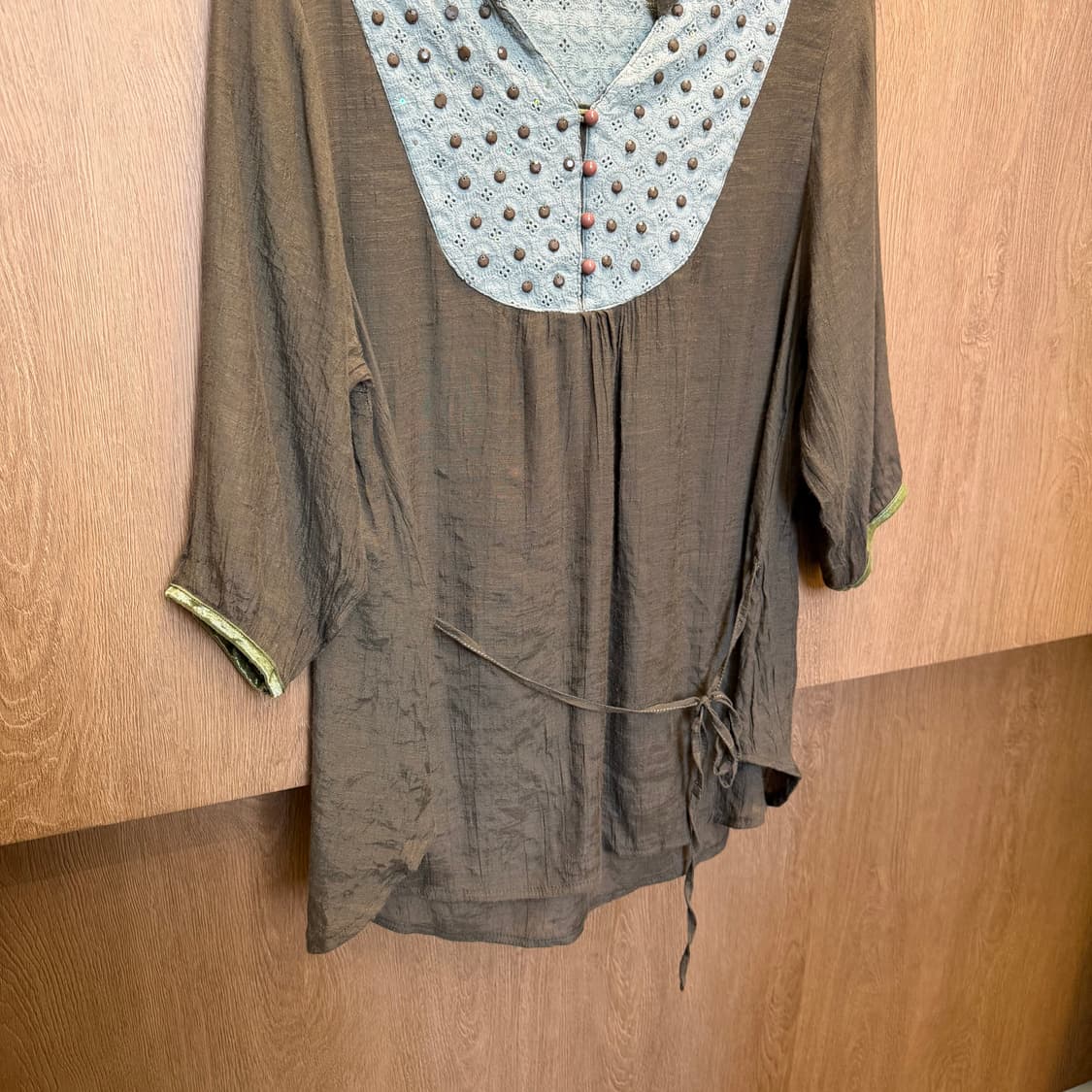 빈티지 브이넥 롱 블라우스 스터드 장식 타이 스트랩 디테일 루즈핏 브라운 상품이미지4