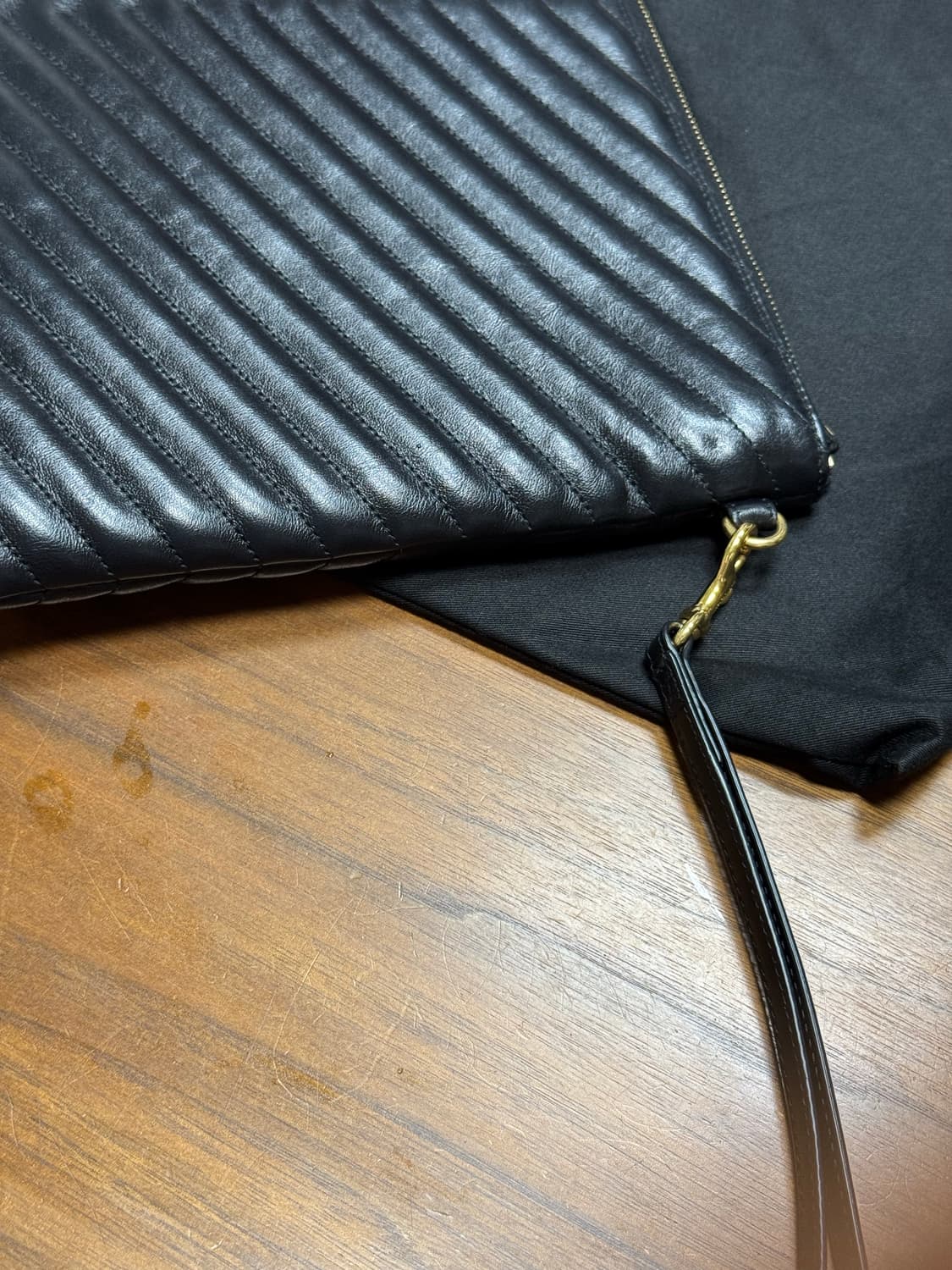 생로랑 마틀라세 클러치 블랙 금장 상품이미지10