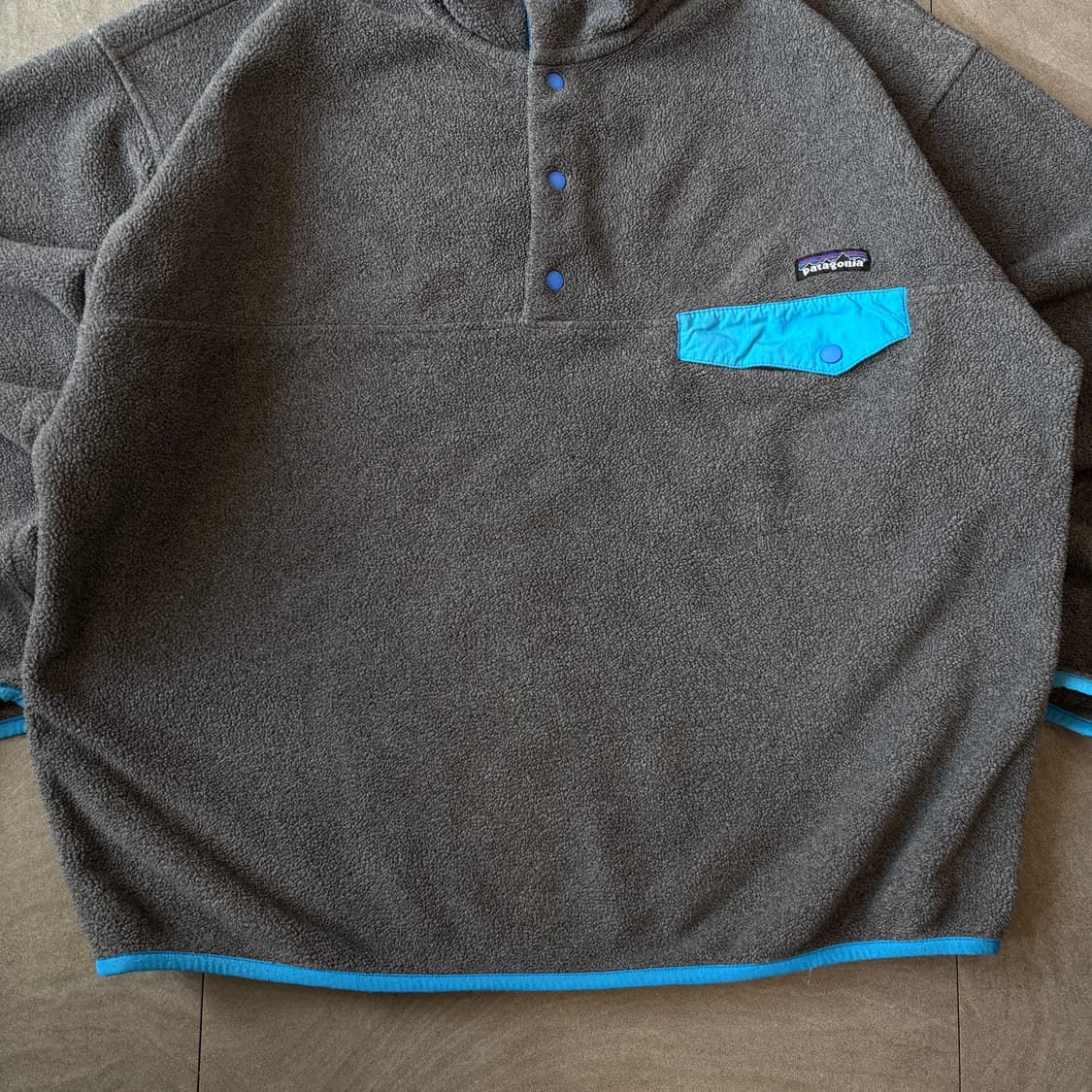 파타고니아 정품 신칠라 그레이 스냅티 상품이미지4
