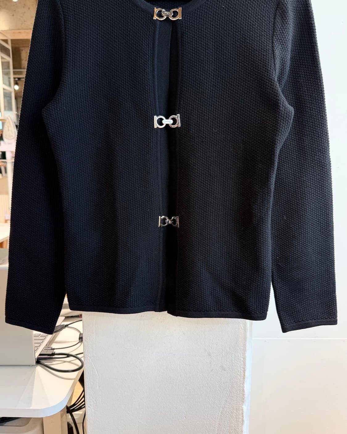 페라가모 블랙 간치니 버튼 가디건  상품이미지6