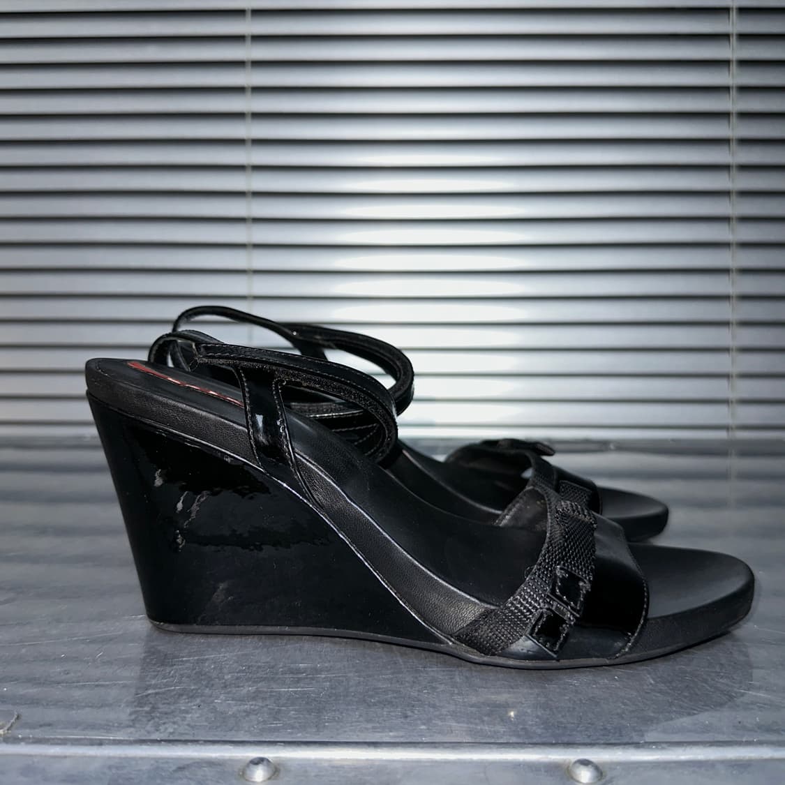 00s 빈티지 프라다 스포츠 페이턴트 가죽 리본 웨지 힐 상품이미지6