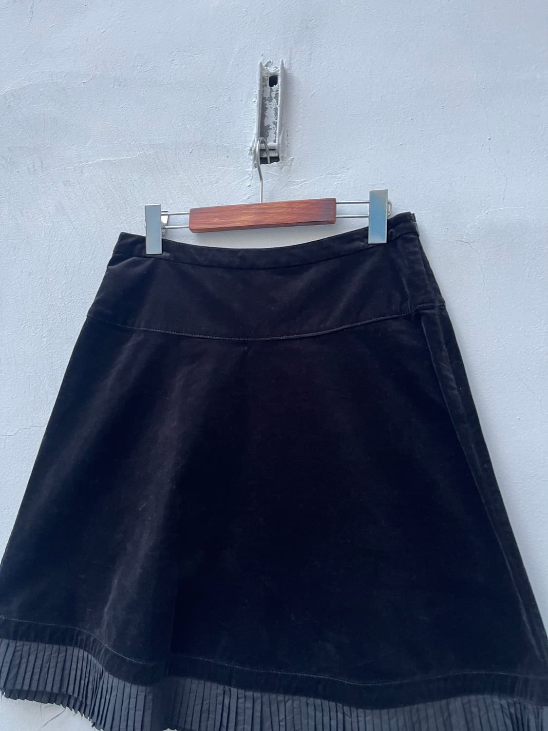 DKNY 벨벳 플리츠 미디 스커트  상품이미지4