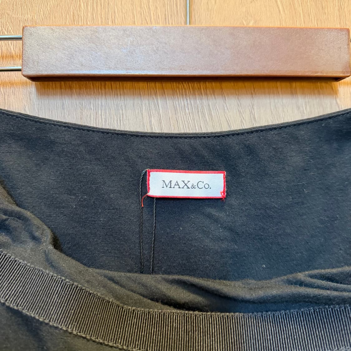 막스앤코 랩 미디 스커트 리프 패턴 리본 타이 스트랩 디테일 카키 상품이미지9