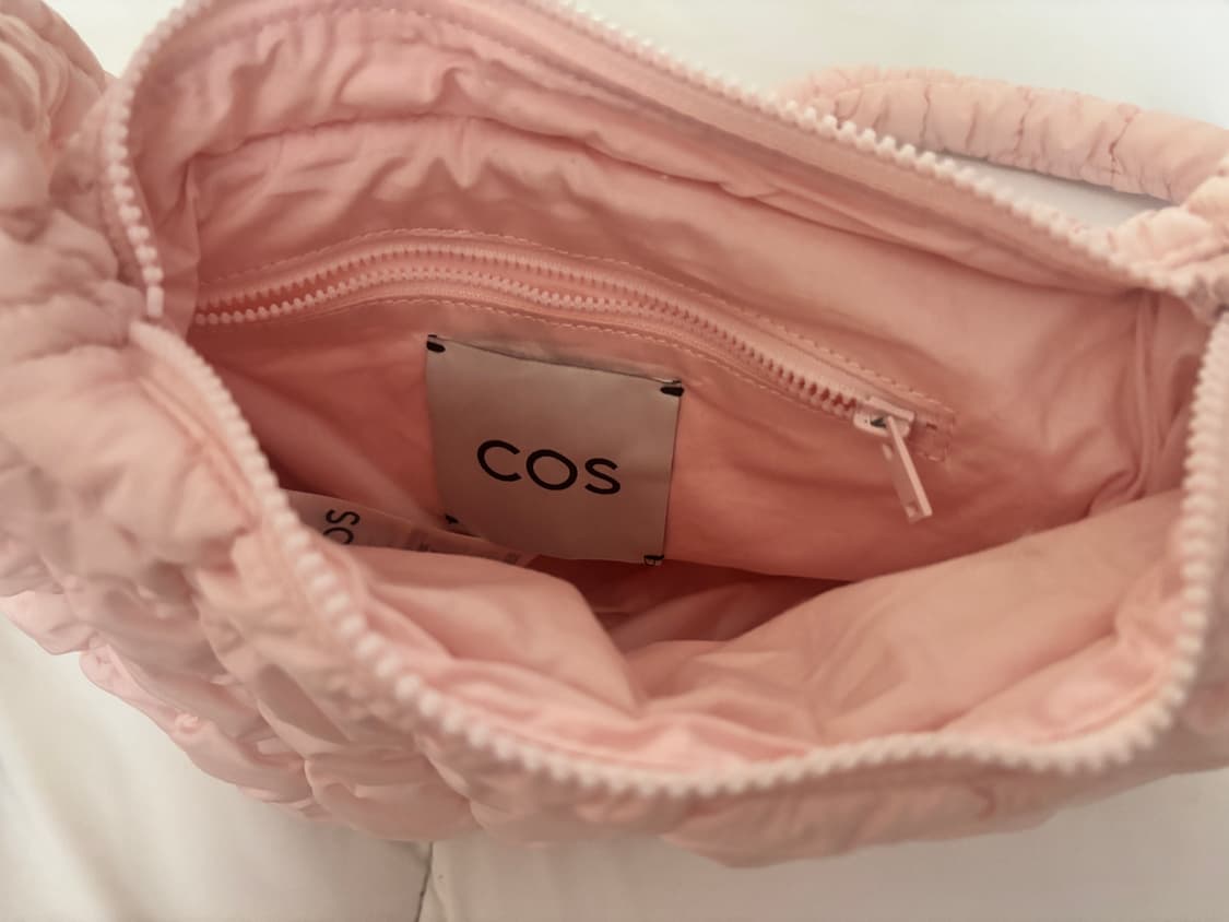 COS 코스 퀼티드 메신저백 라이트핑크 구름백 퀄팅백 상품이미지4