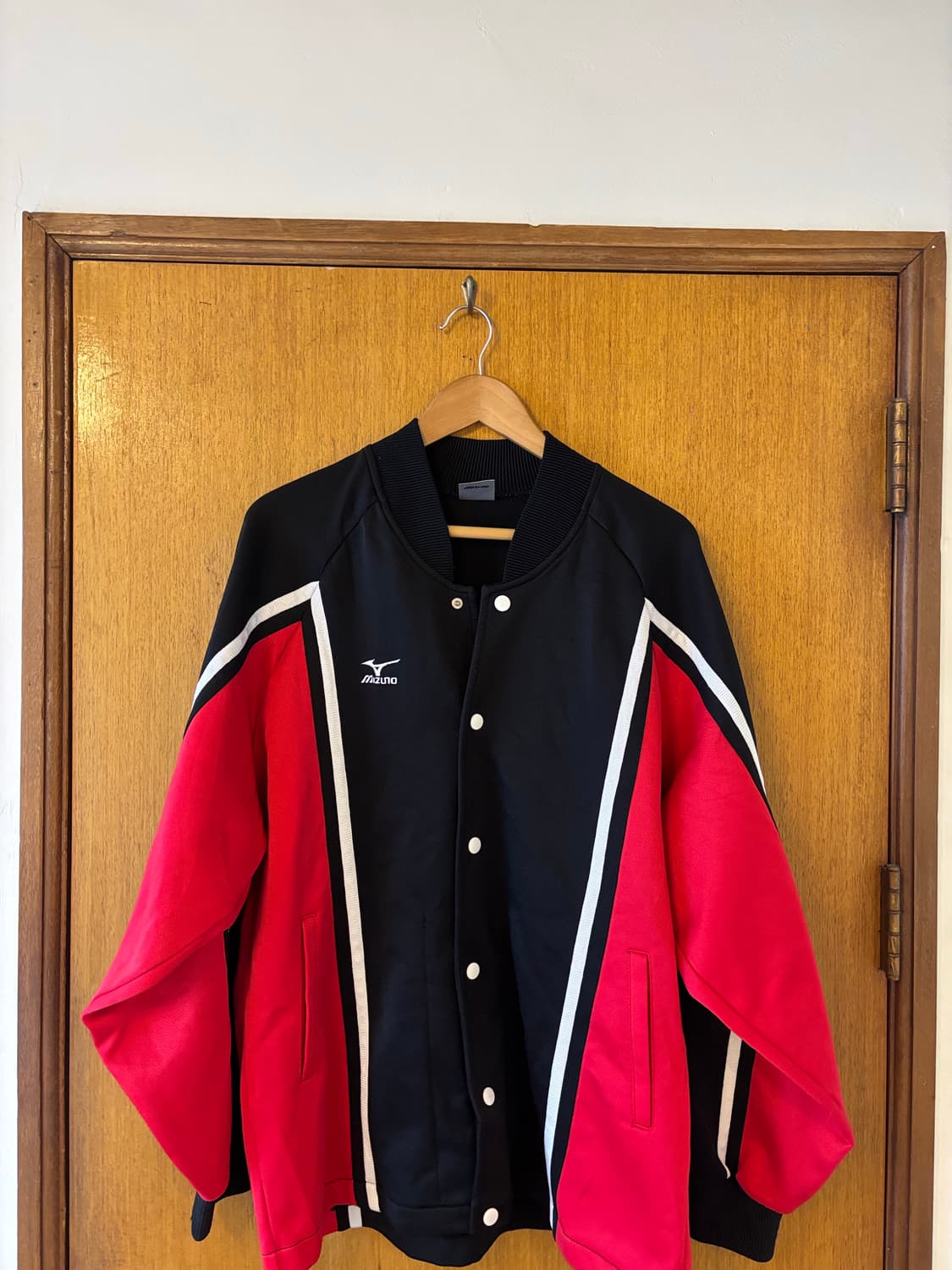 미즈노 블랙/레드 배색 트레이닝 자켓 상품이미지1