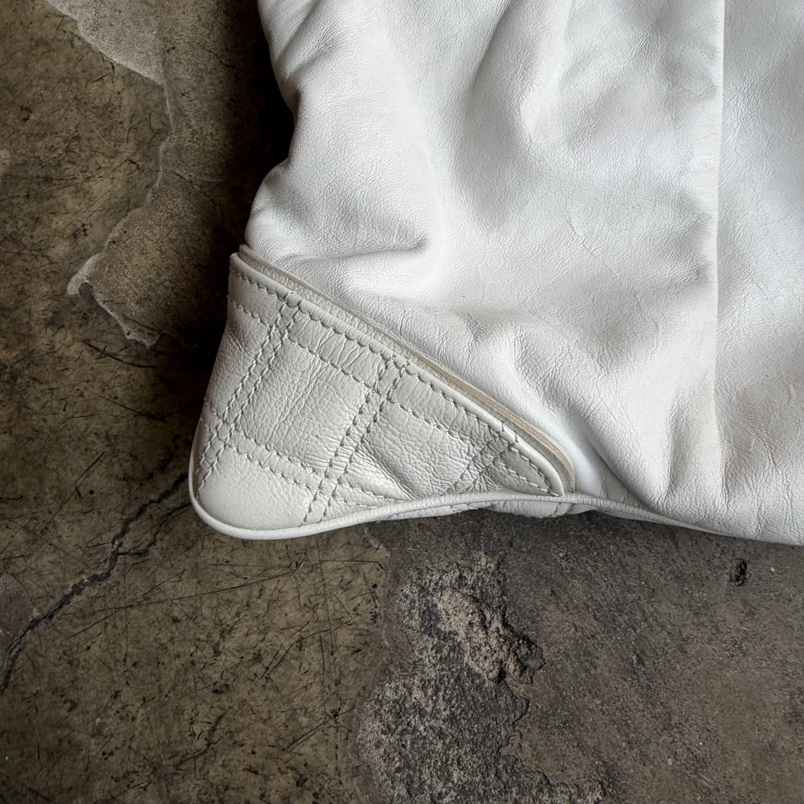 마크제이콥스 크림 레더 체인 숄더백 상품이미지3