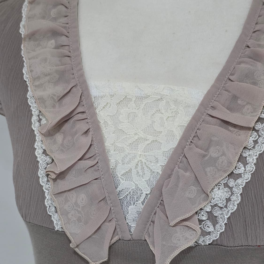 일본빈티지)초코라떼모리걸st 레이스 레이어드 프릴 셔링 반팔블라우스 상품이미지3