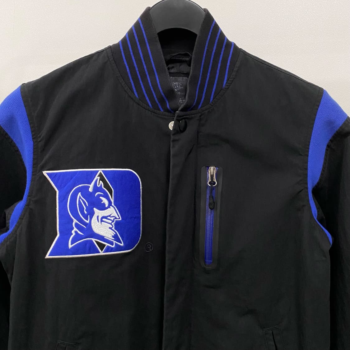 나이키 듀크 블루 데빌스 봄버 바시티 자켓 상품이미지3