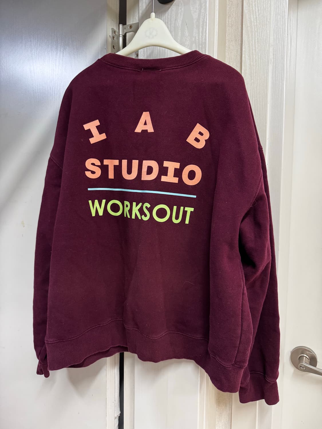 아이앱 스튜디오 버건디 맨투맨 티셔츠 상품이미지6