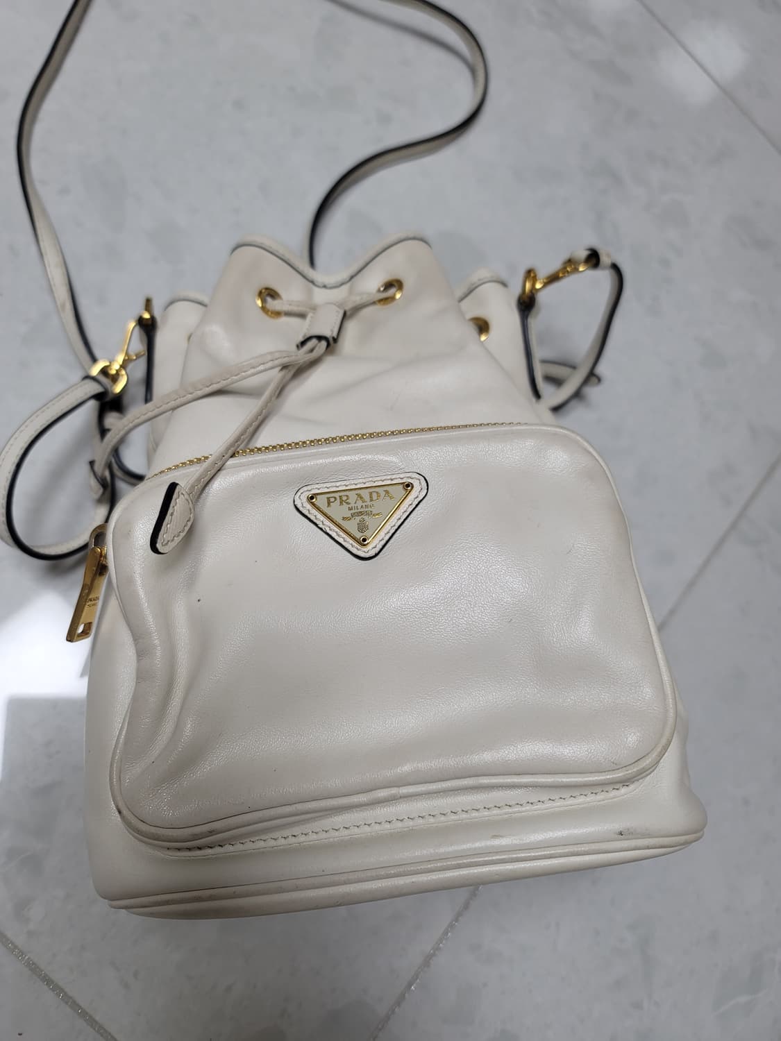 프라다 화이트 듀에 복조리 버킷백 상태굿

 상품이미지1