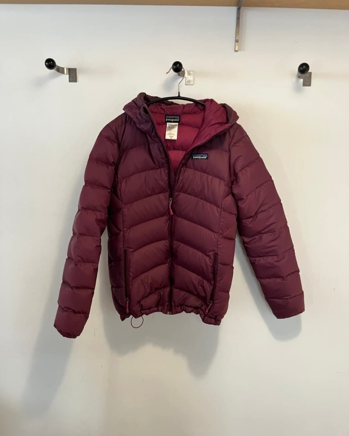 파타고니아 경량패딩 버건디 계열  상품이미지3