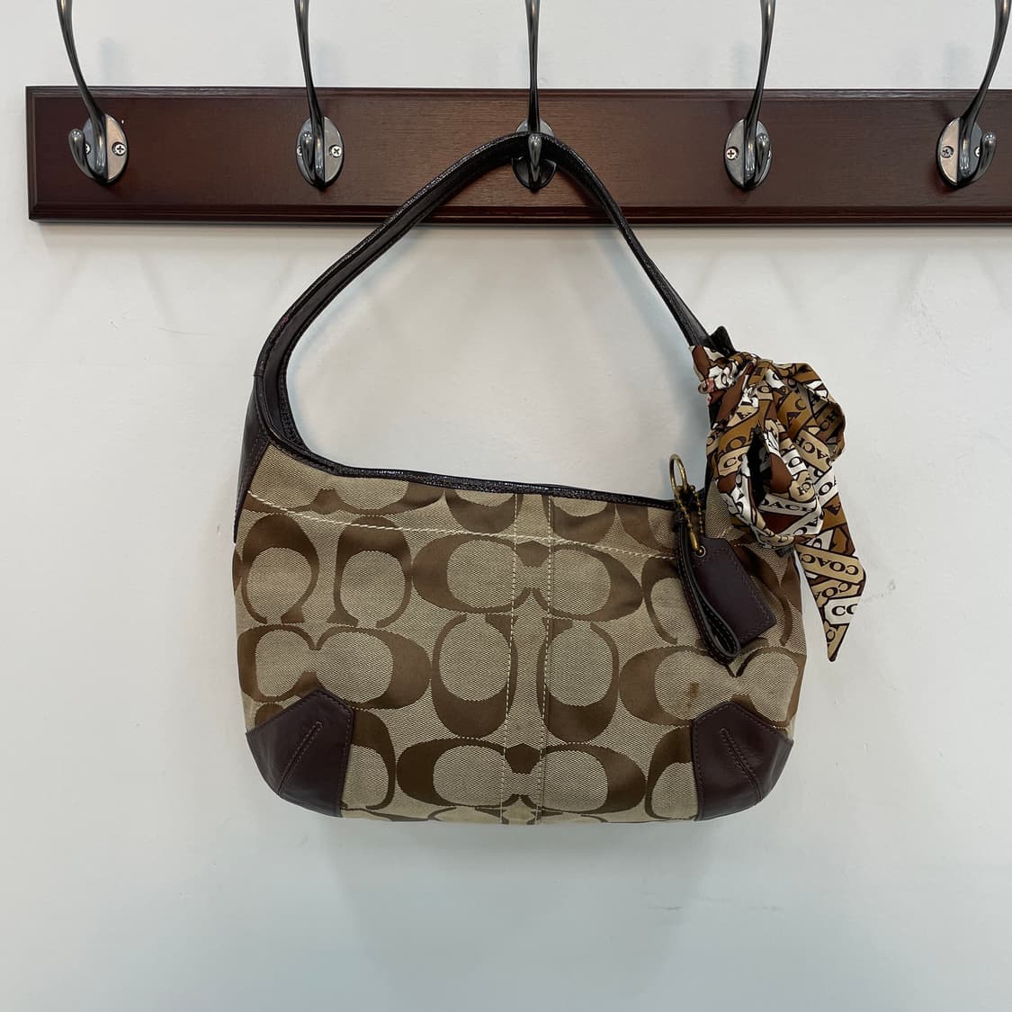 코치 시그니처 로고 y2k 호보 숄더백 상품이미지5