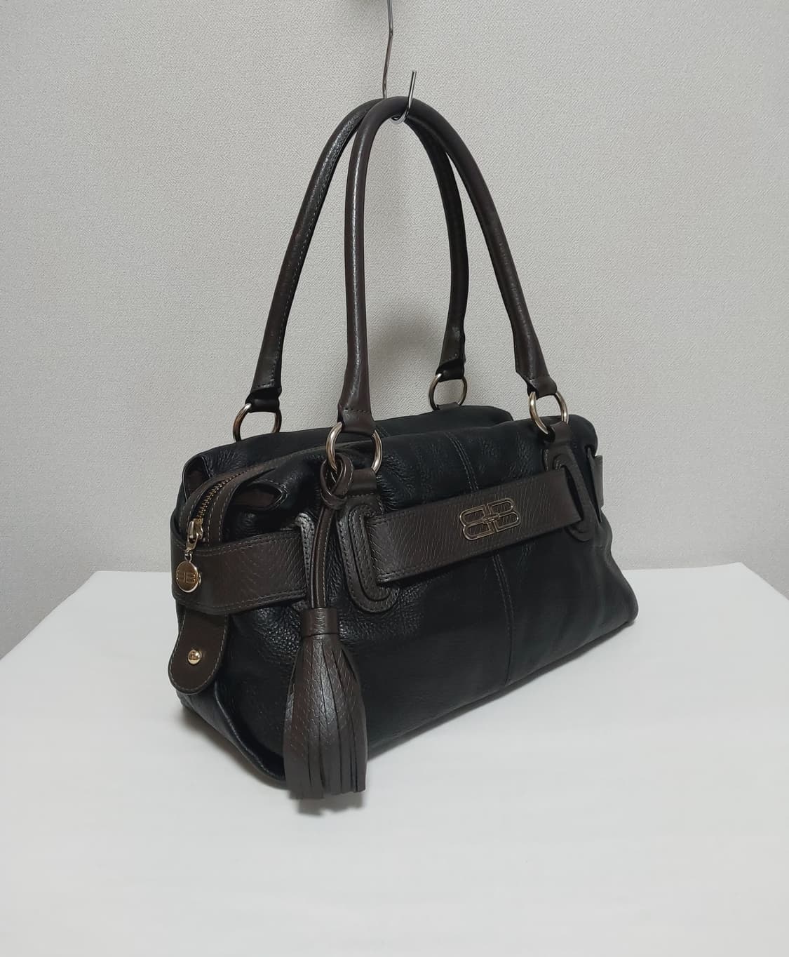 발렌시아가 BB로고 카우레더 테슬 숄더백 (정품) 상품이미지3