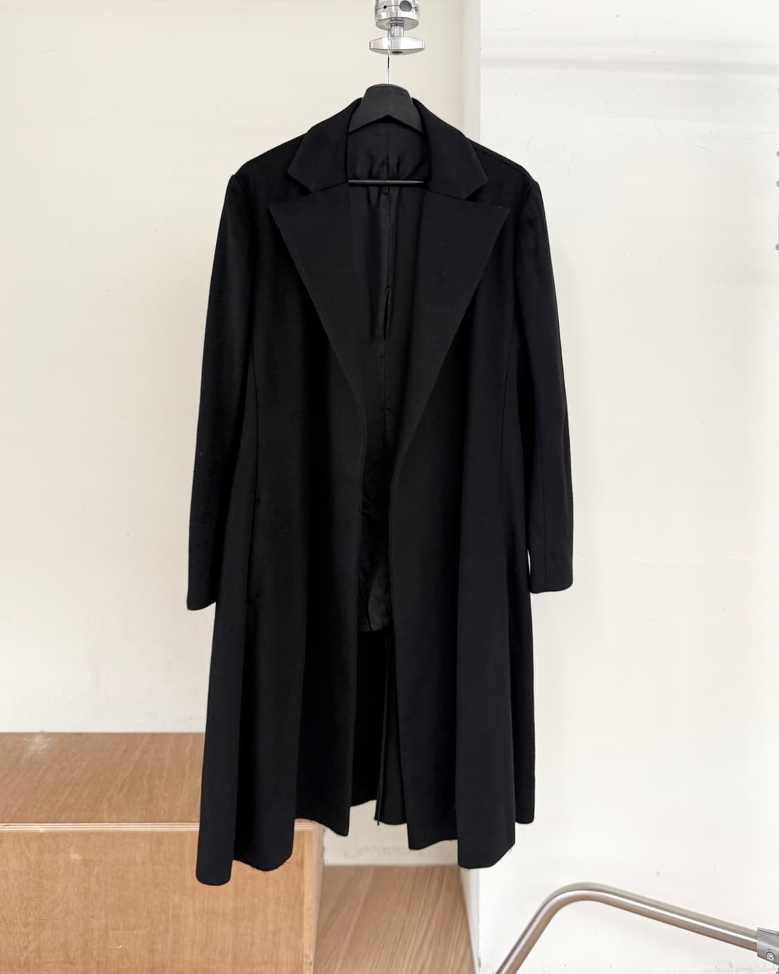 요지 야마모토 블랙 펨므 버튼리스 코트 상품이미지1