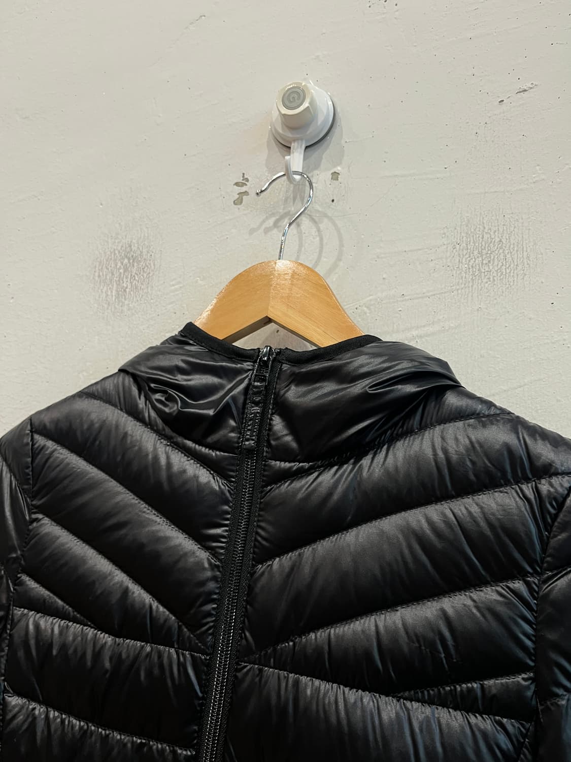 유니클로 덕다운 고프코어 경량패딩 블랙 우먼즈  상품이미지2